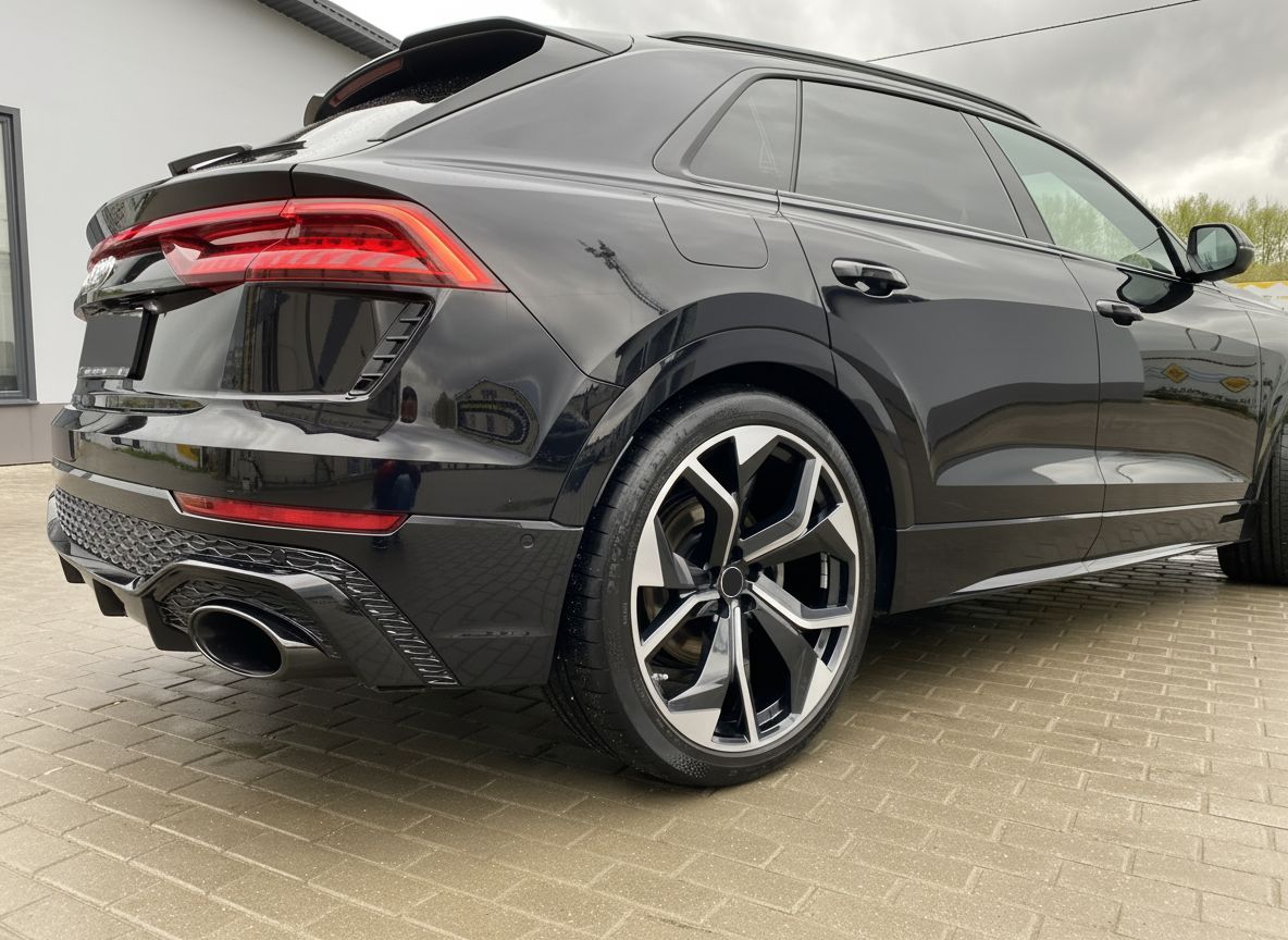 AU13 22x10 5x112 +26 66.6 Black Machined Face