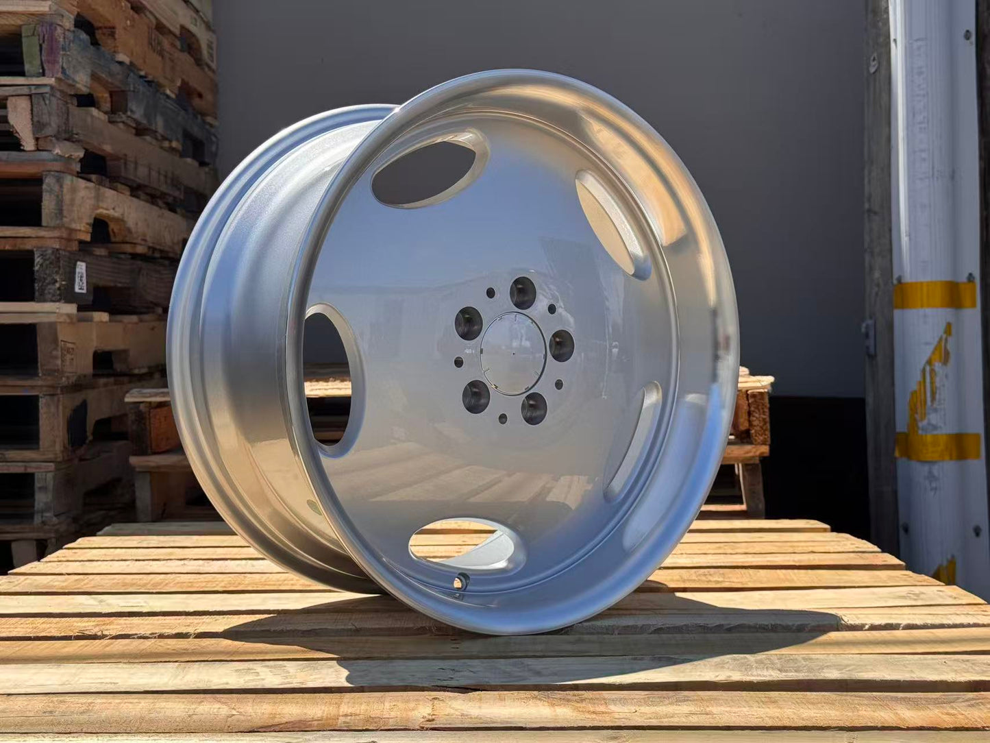 MB25 18x8.5 5x112 +35 66.6 Silver Machined Lip