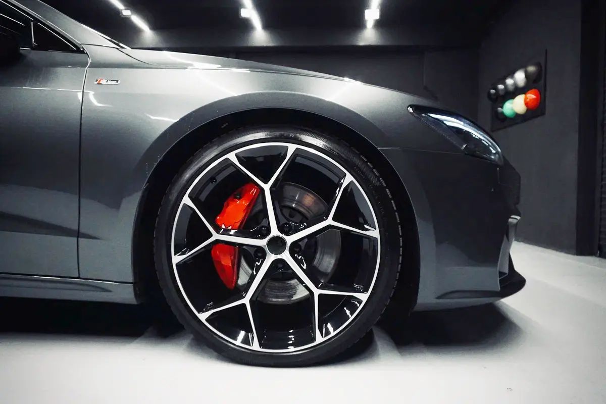AU16 18x8 5x112 +35 66.6 Black Machined Face