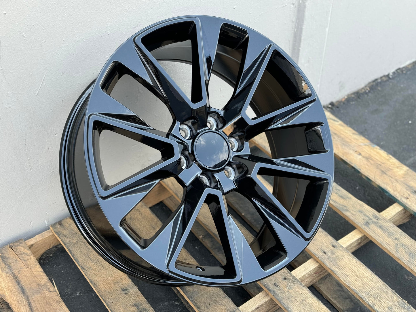 GM6 22x9 6x139.7 +24 78.1 GLOSS BLACK (FITS GMC SILVERADO TAHOE SIERRA)