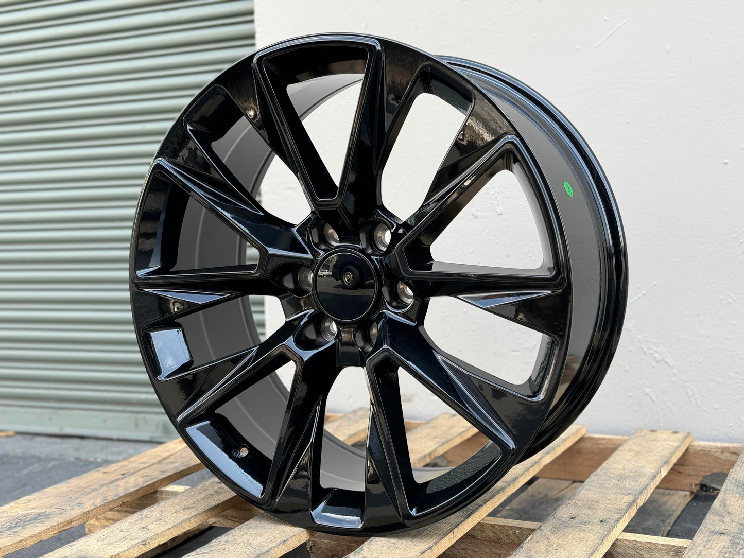 GM6 22x9 6x139.7 +24 78.1 GLOSS BLACK (FITS GMC SILVERADO TAHOE SIERRA)